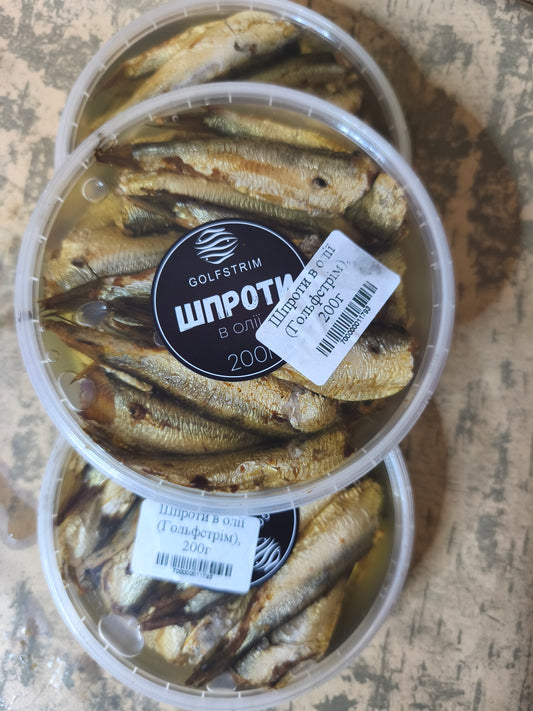 Шпроти в олії.Ціна не включає 20% обов'язкового пожертвування на Парасольку. Пожертвування потрібно додати під час оформлення замовлення. Дякуємо за вашу підтримку!