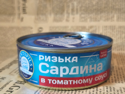 Сардина в томаті.Ціна не включає 20% обов'язкового пожертвування на Парасольку. Пожертвування потрібно додати під час оформлення замовлення. Дякуємо за вашу підтримку!