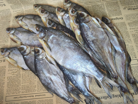 Синець в лусці з ікрою 100г. Остаточна ціна буде після зважування.Ціна не включає 20% обов'язкового пожертвування на Парасольку. Пожертвування потрібно додати під час оформлення замовлення. Дякуємо за вашу підтримку