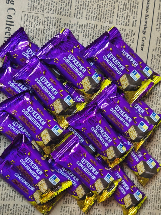 Цукерки Соняшкикові .Ціна за 100г та не включає 20% обов'язкового пожертвування на Парасольку. Пожертвування потрібно додати під час оформлення замовлення. Дякуємо за вашу підтримку!