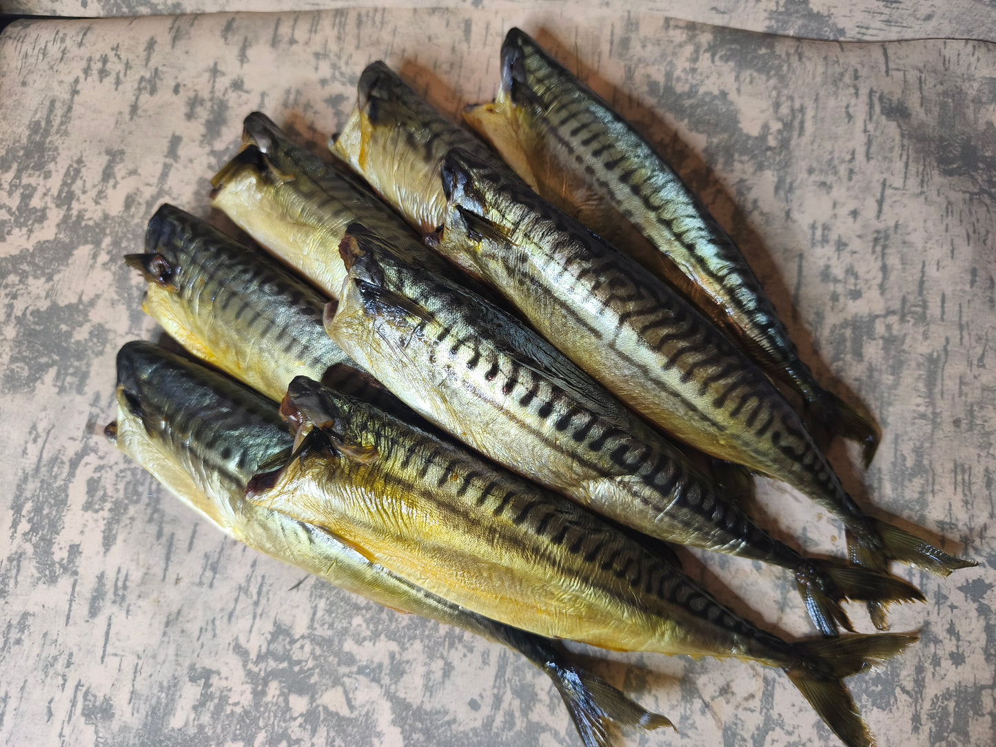 Скумбрія без голови.Остаточна ціна буде після зважування.  Ціна не включає 20% обов'язкового пожертвування на Парасольку. Пожертвування потрібно додати під час оформлення замовлення. Дякуємо за вашу підтримку