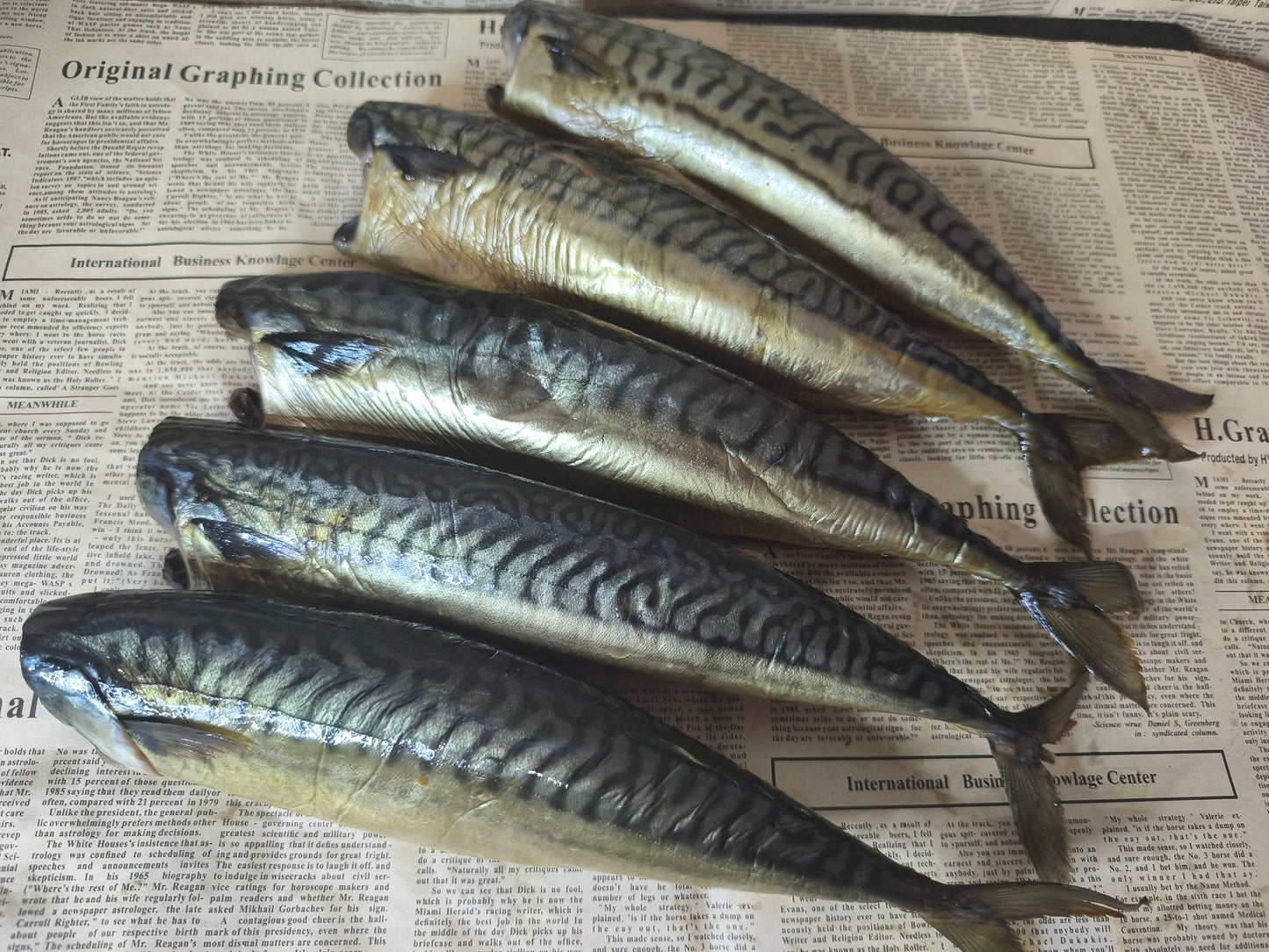 Скумбрія без голови.Остаточна ціна буде після зважування.  Ціна не включає 20% обов'язкового пожертвування на Парасольку. Пожертвування потрібно додати під час оформлення замовлення. Дякуємо за вашу підтримку